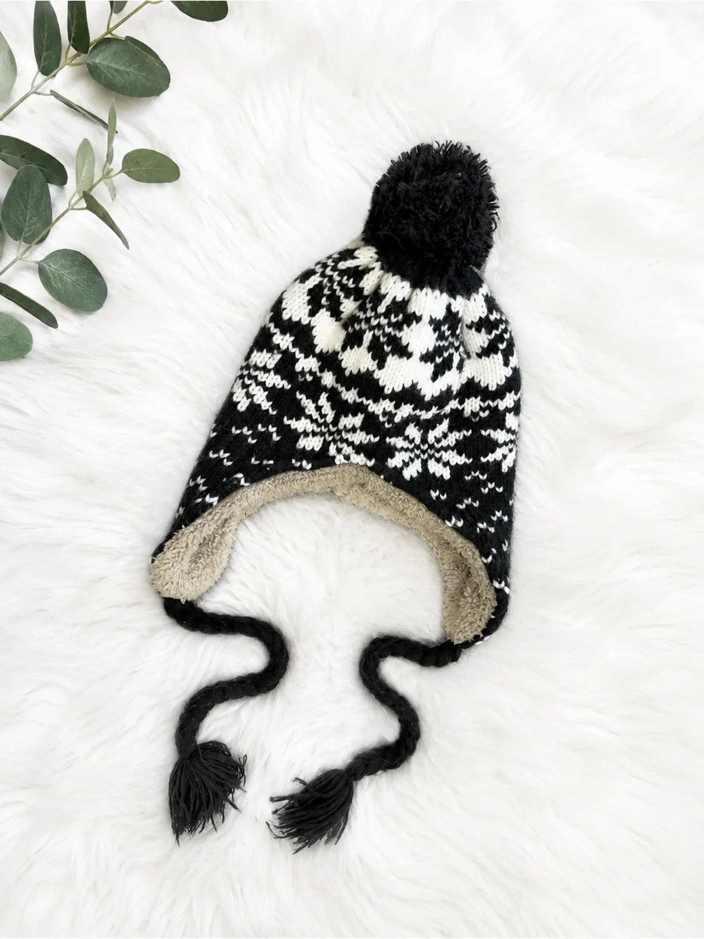 Peruvian-style winter hat features a Nordic snowflake pattern